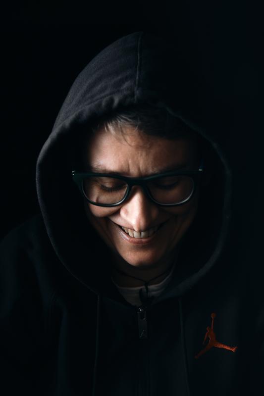 Portret mezczyzna bluza okulary usmech studio — fotografia Maciej Zawiasa