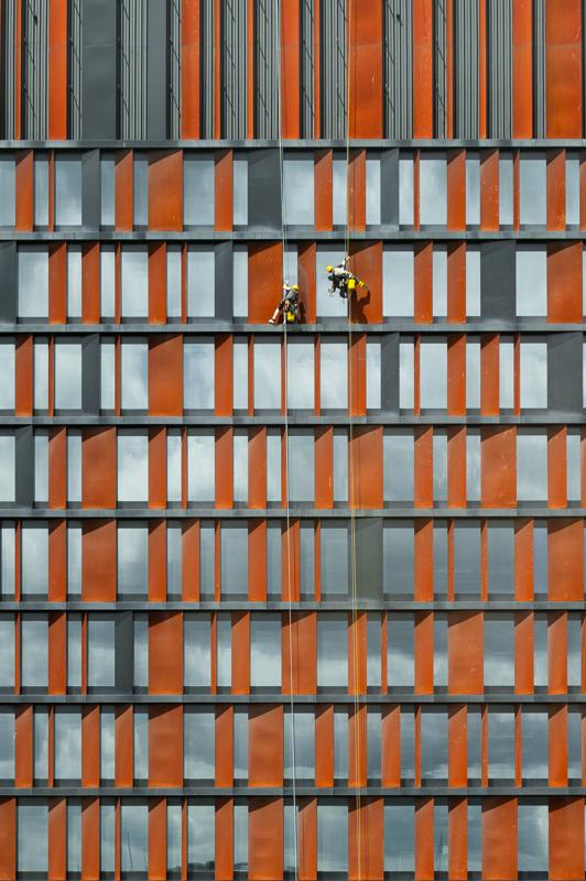 Reportaz robotnicy pomaranczowa fasada — fotografia Maciej Zawiasa
