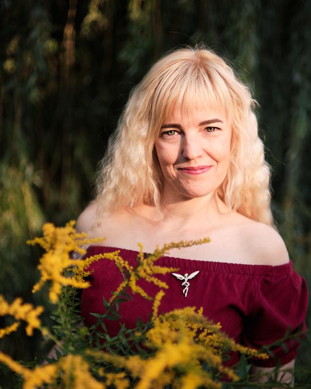 Portret kobieta czerwona sukienka zolte kwiaty plener — fotografia Maciej Zawiasa