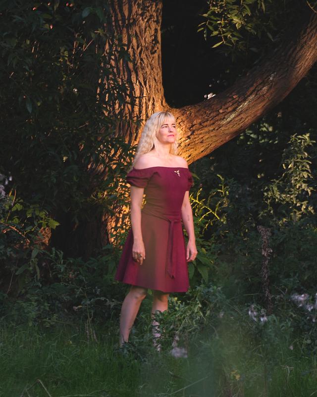 Portret kobieta czerwona sukienka drzewo dramatyczne — fotografia Maciej Zawiasa